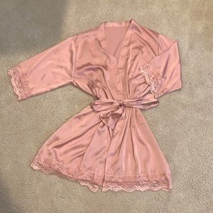 Silky pink robe with lace detail OS